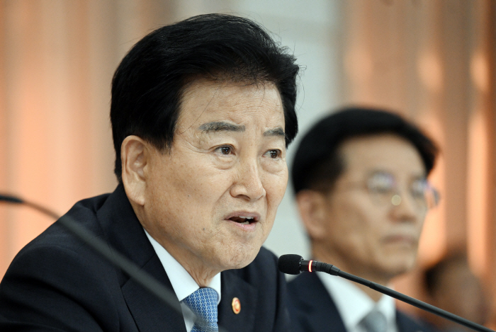 국정감사에서 질의에 답변하는 정동영 장관
