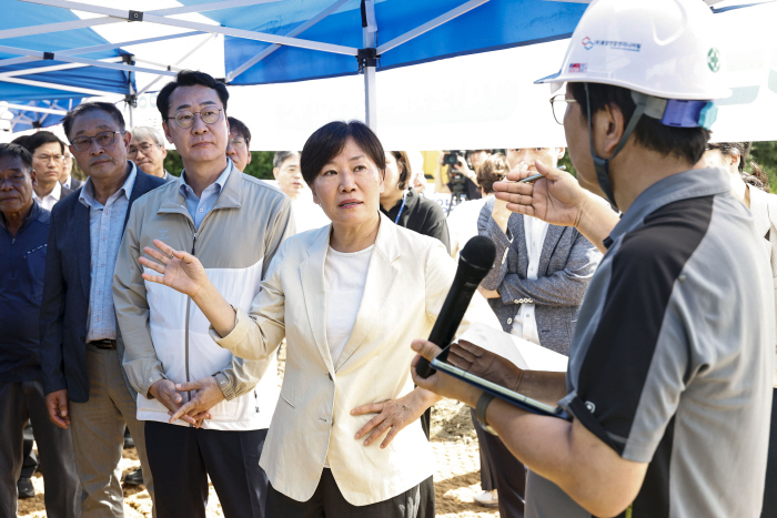 사본 - 9-20. 정명근 화성특례시장과 송미령 농식품부 장관이 2026 수도권 영농형태양광 시범조성 사업 착공식 현장을 방문했다
