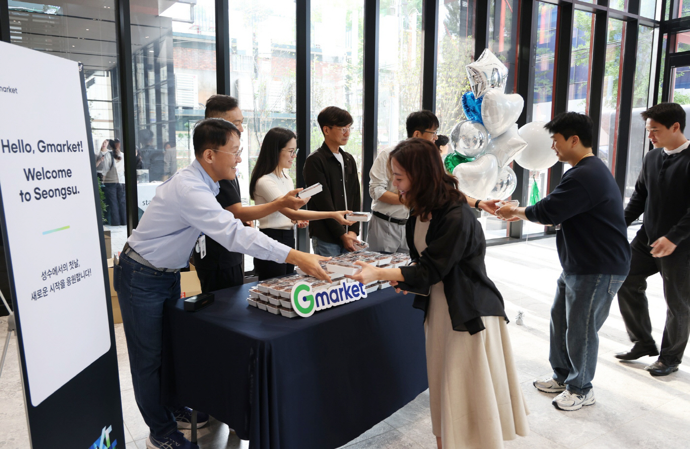 [사진1] 성수동 신사옥 첫 출근일_축하 이벤트를 하는 모습
