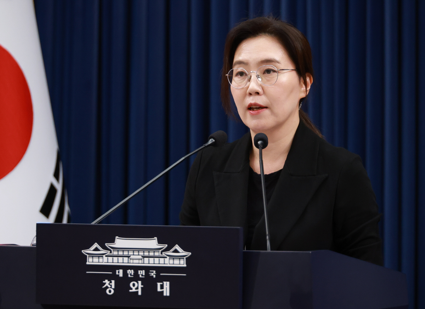 브리핑 하는 강유정 수석대변인<YONHAP NO-4423>