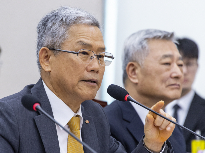 의원 질의에 답하는 김동철 한국전력 사장