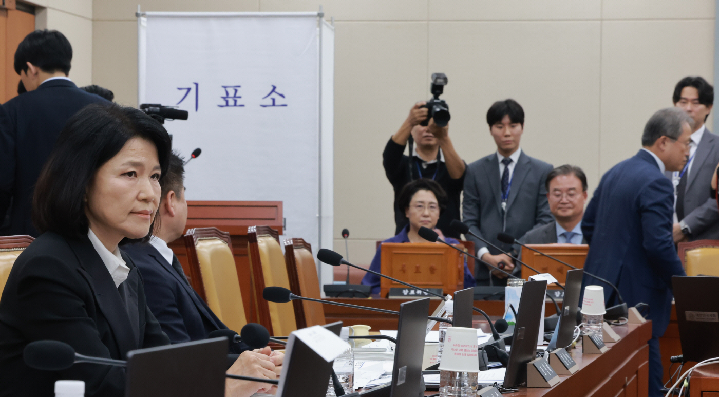 과방위 '이진숙 국감 제척안' 표결<YONHAP NO-5133>