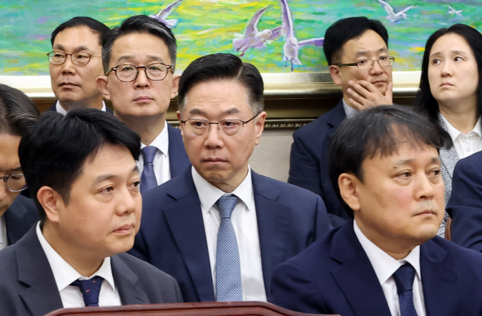 정무위 출석한 정유업체 대표들<YONHAP NO-5031>