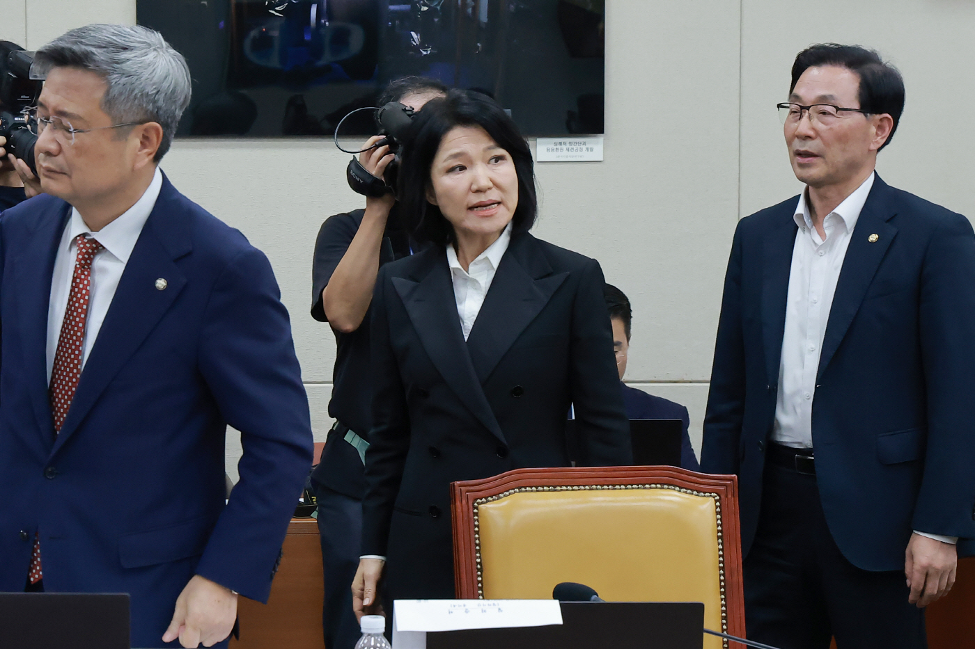 '이진숙 국감 제척안' 표결에 퇴장하는 국민의힘...<YONHAP NO-5179>