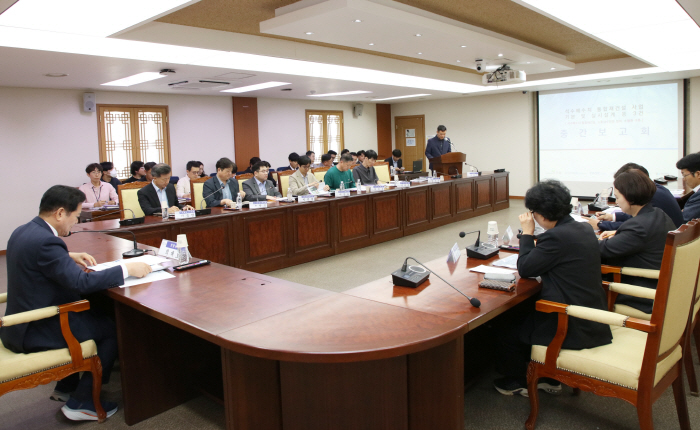 (사진2) 안양시는 상수도 시설의 안정성과 운영 효율성을 높이기 위해 지난 8일 시청 전자회의실에서 안양시 상수도 주요 용역 3건에 대한 중간보고회를 개최했다