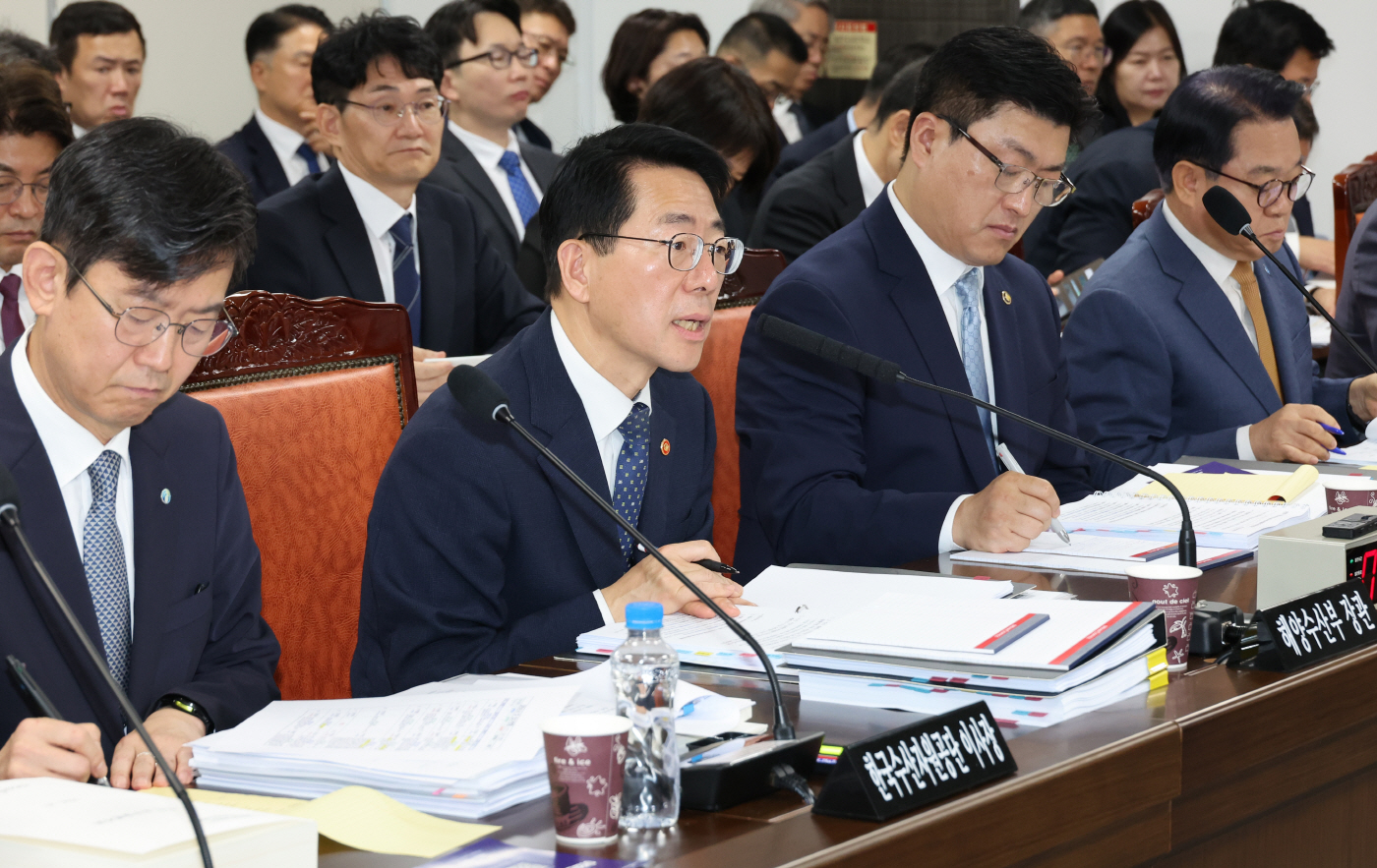 국정감사서 답변하는 황종우 해수부 장관<YONHAP NO-3912>