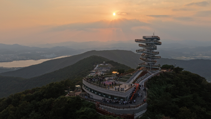 노을 빛에 물든 파노라마 워크 전경