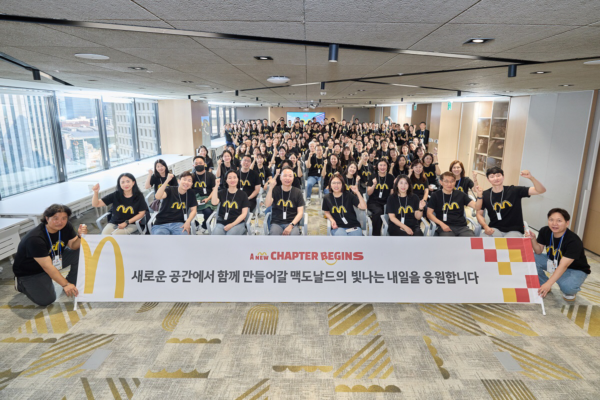 [보도사진1] 한국맥도날드는 지난 12일 중구 태평로 소재 부영태평빌딩으로 본사를 확장 이전하고 기념식을 진행했다