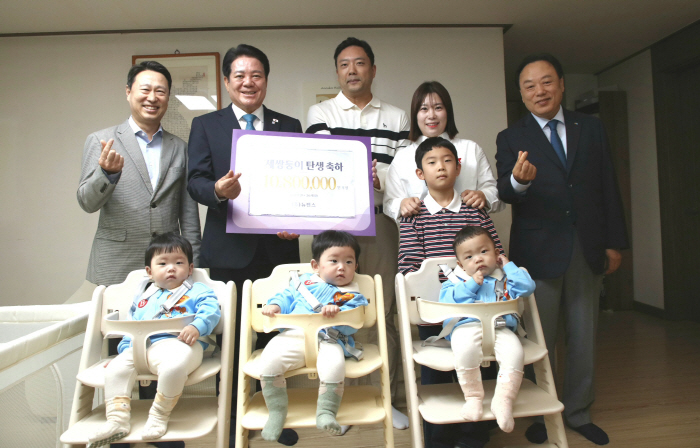 김재일 뉴젠스 대표(왼쪽 첫번째) 최대호 안양시장(왼쪽 두번째) 배해동 안양과천상공회의소 회장(오른쪽 첫번째)이 만안구 석수2동에 거주하는 세쌍둥이 가정을 12일 오후 축하방문하고 기념사진을 찍고 있다