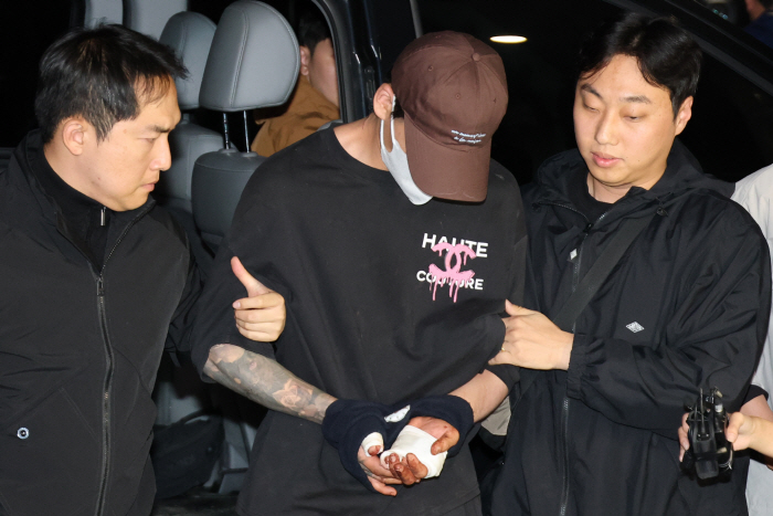'존속 살해' 20대 남성, 손에 피 묻힌 채 송파서...<YONHAP NO-5098>
