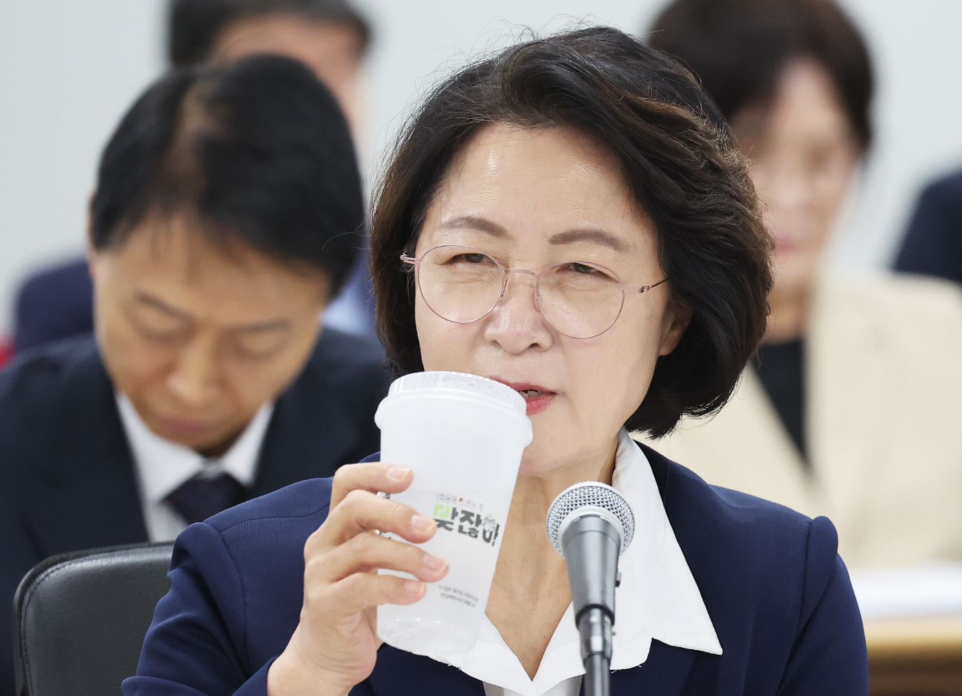 물 마시는 추미애 경기도지사<YONHAP NO-3257>