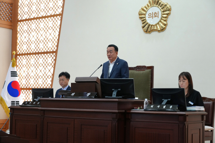 [보도자료 사진1]하기태 영천시의회 의장 본회의 회의 주재 (1)