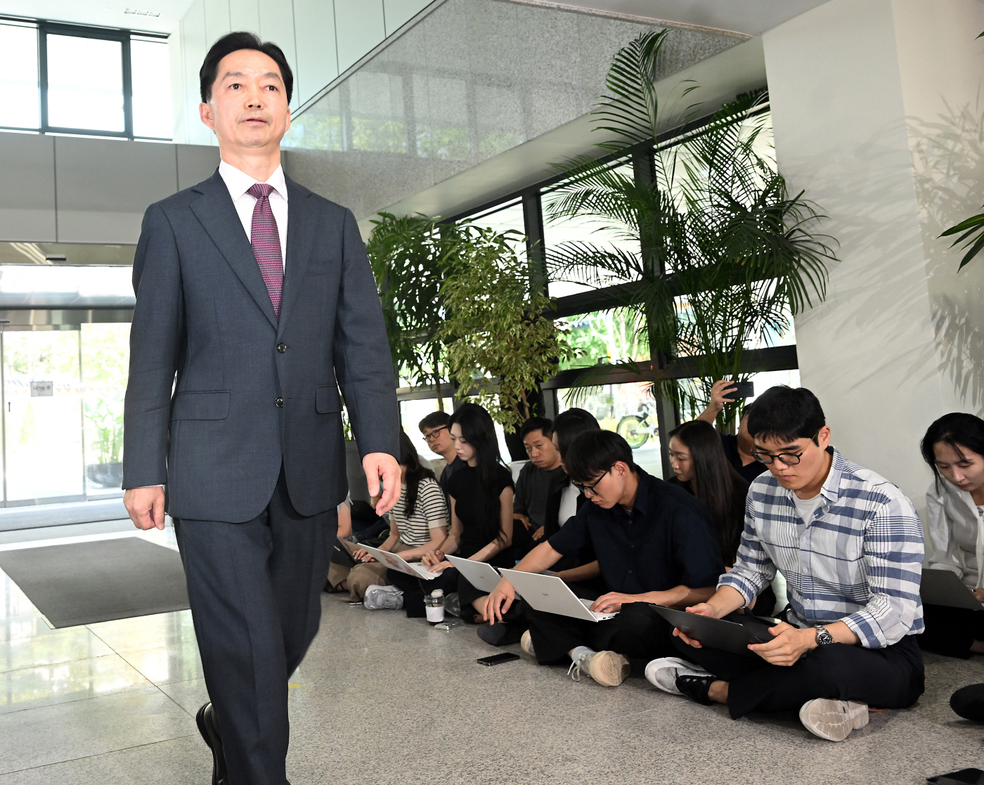 [포토]취재진과의 인터뷰마치고 들어가는 김지용 중수청장 후보자