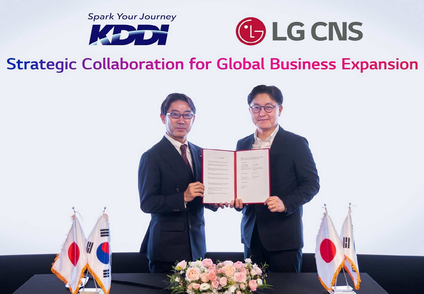 [사진] LG CNS 통신·유통·서비스사업부장 박상균 전무(오른쪽)와 KDDI 비즈니스그로스 사업본부 마츠우라 켄타로 부사업본부장이 업무협약식에서 사진촬영 하는 모습