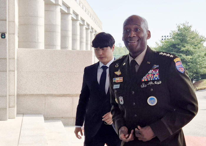 국방부 청사 도착한 브런슨 유엔군사령관<YONHAP NO-5398>