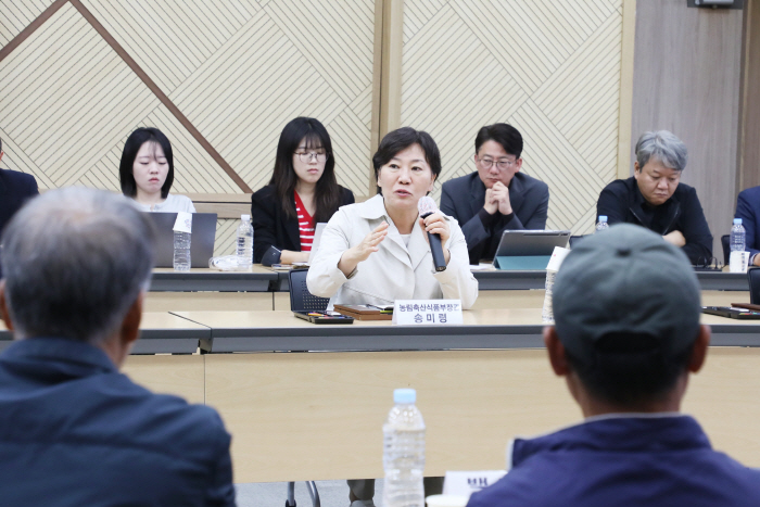 송미령 농식품부 장관, 함양군서 농지 전수조사 현장 간담회 (2)
