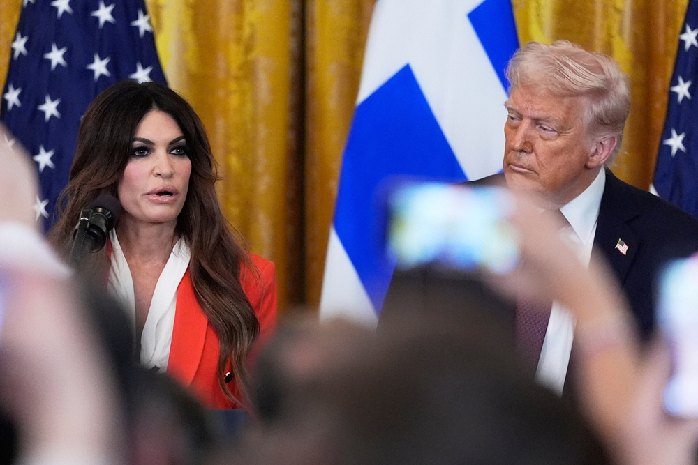 Trump Guilfoyle <YONHAP NO-7091> (AP Photo/Mark Schiefelbein)