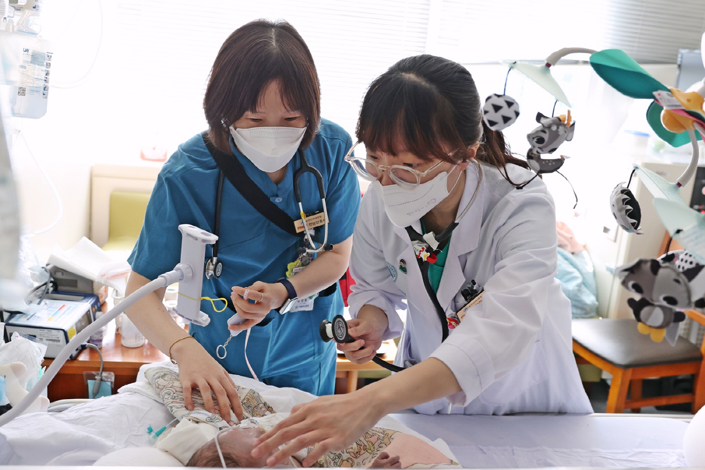[사진2] 서울아산병원 어린이병원 소아신속대응팀 의료진이 고위험군 소아 환자의 상태를 살펴보고 있다. (왼쪽부터) 소아신속대응팀 임정훈 간호사, 박유경 소아청소년전문과 교수.