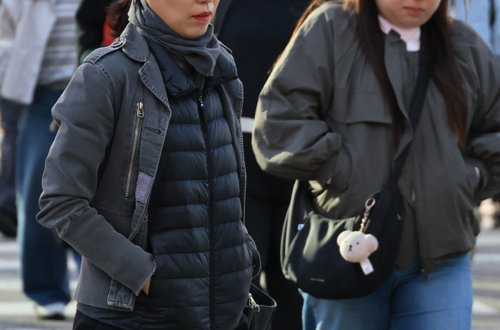 손은 주머니 속으로..<YONHAP NO-4011>