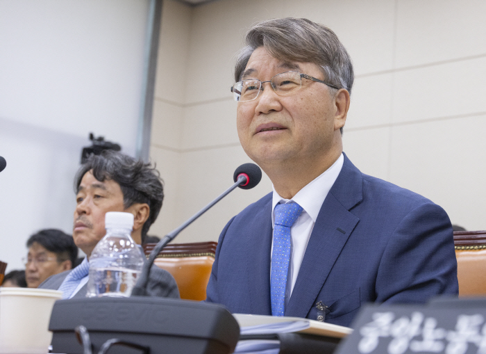 질의에 답하는 김지형 경사노위 위원장