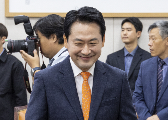 국감장 입장하는 장동혁 대표<YONHAP NO-4839>