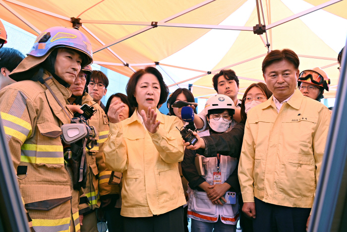 부천 화재 현장 찾은 추미애 지사<YONHAP NO-4996>