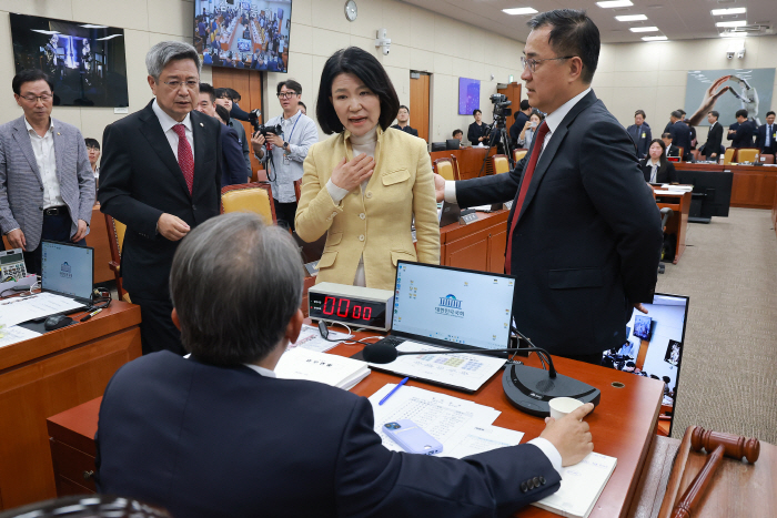 '이진숙 국감 제척안' 공방에 감사중지, 항의하...<YONHAP NO-5291>