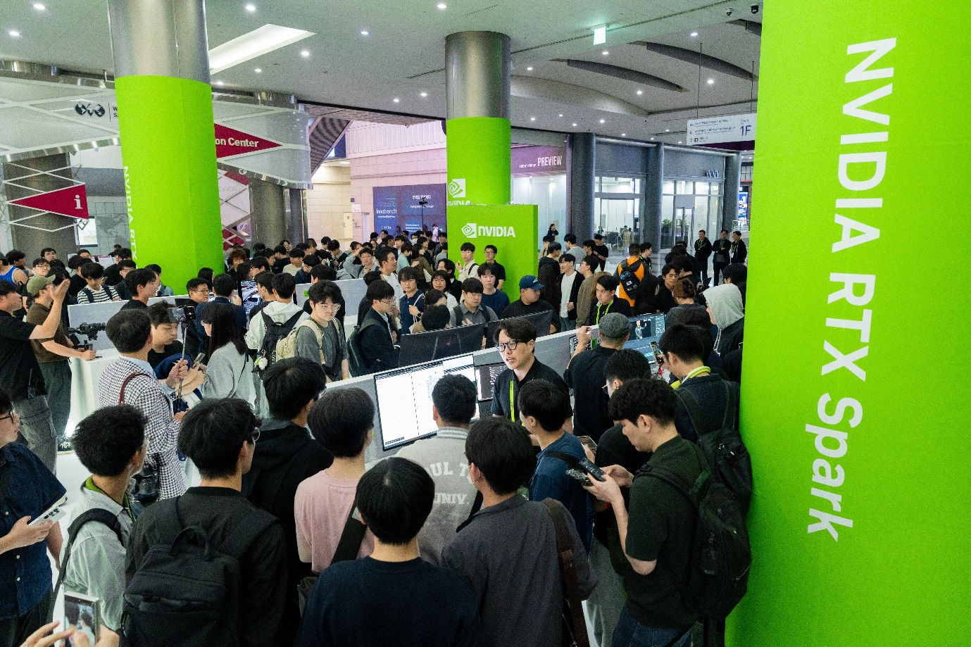 [사진자료 1] 10월 16일(금) 서울 코엑스 엔비디아 RTX 스파크 출시 행사에서 참가자들이 기술 데모에 참여하고 있다