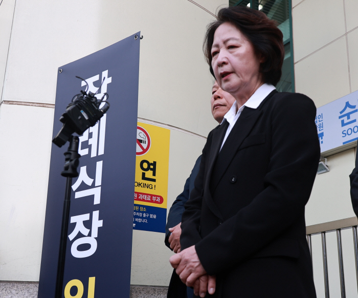 순직 소방관 빈소 앞서 발언하는 추미애<YONHAP NO-4403>