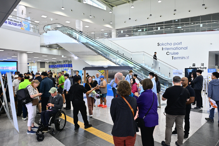 261018 ②속초항, 글로벌 크루즈 잇따라 기항… 동해안 크루즈 관광 거점 입지 강화_웨스테르담호 입항(터미널 전경1)