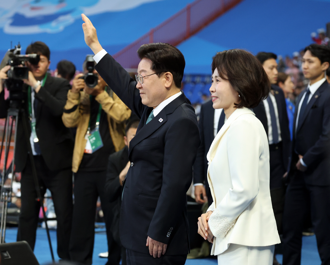 손 흔드는 이재명 대통령