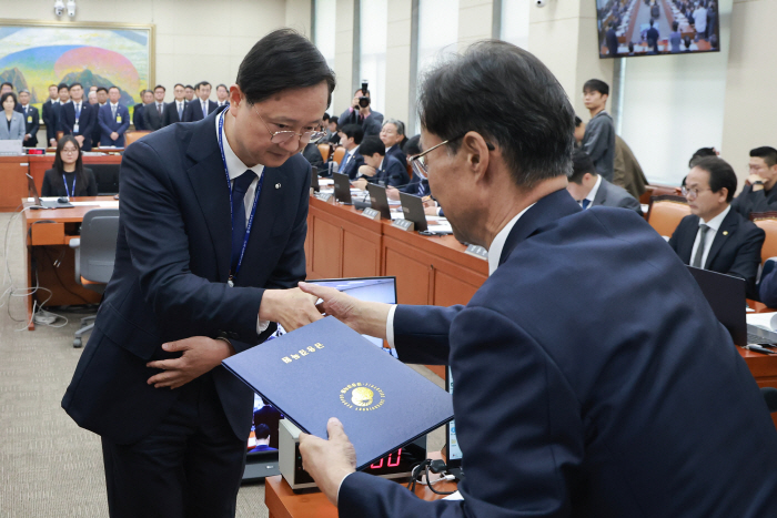 선서문 제출하는 이찬진 금감원장