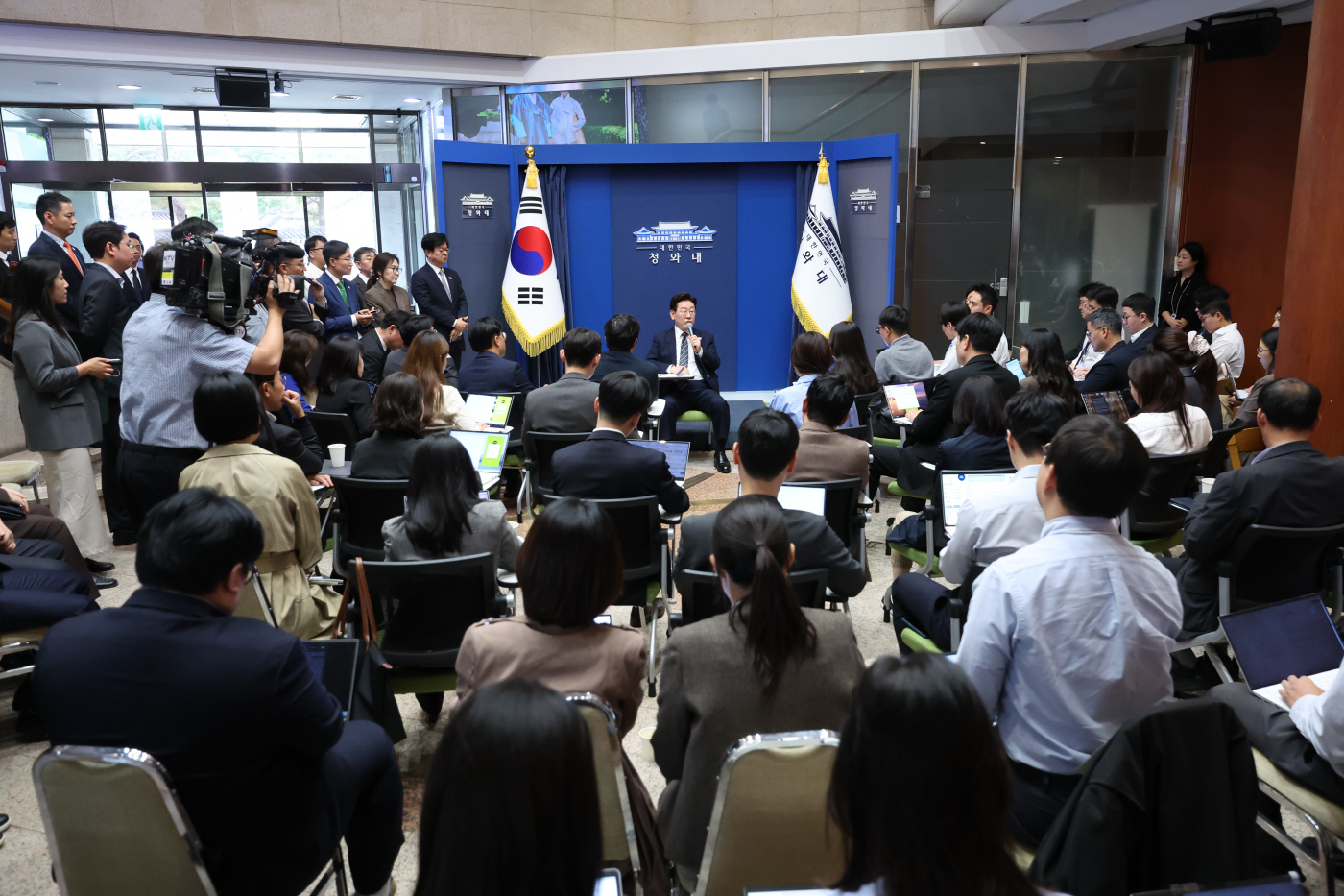 춘추관 찾은 이재명 대통령