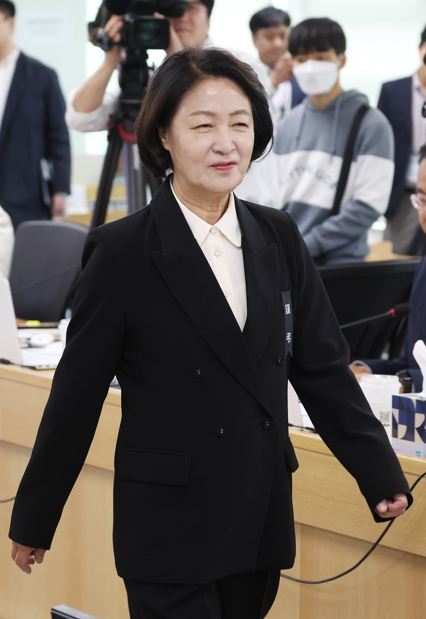 국감장 입장하는 추미애 경기도지사<YONHAP NO-4191>