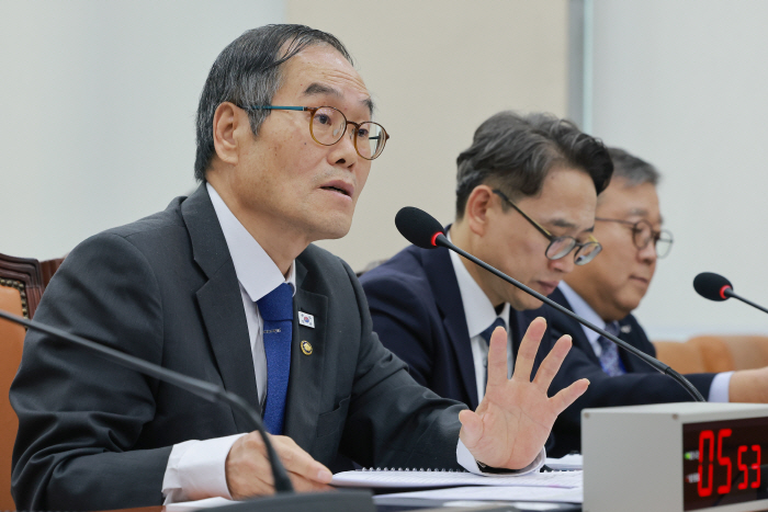 국정감사서 답변하는 이용철 방위사업청장<YONHAP NO-3936>