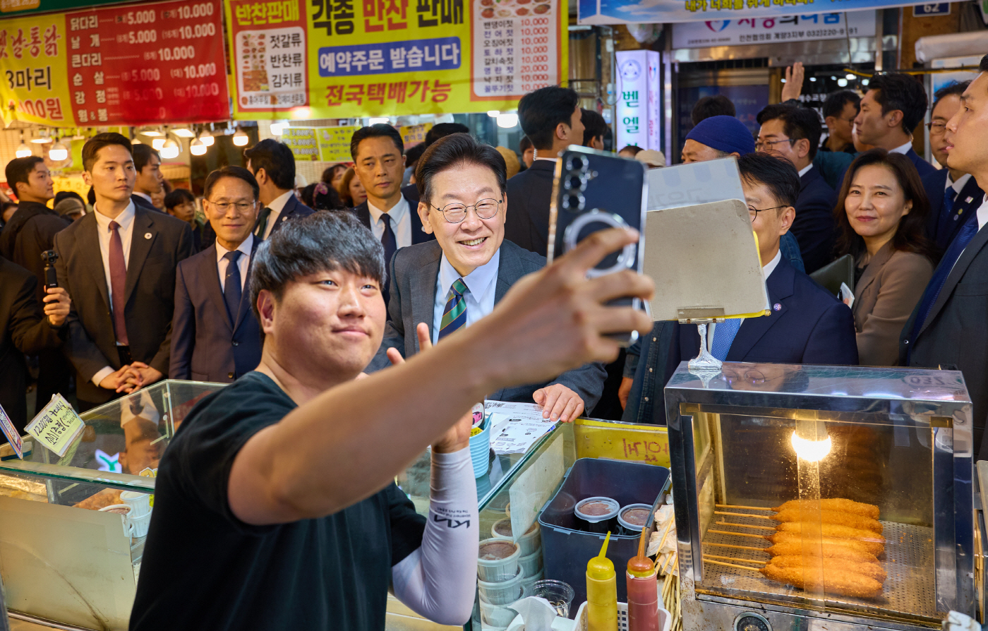 계양산전통시장 찾은 이재명 대통령