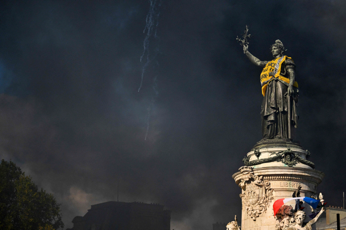 TOPSHOT-FRANCE-SOCIAL-DEMO