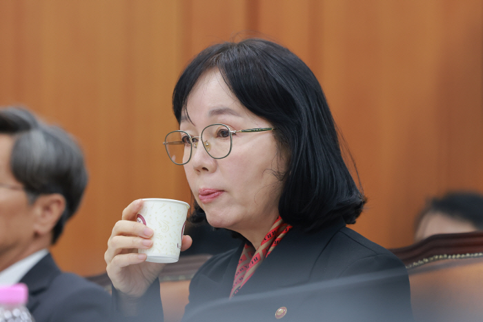 목 축이는 송경희 개인정보보호위원장<YONHAP NO-4735>
