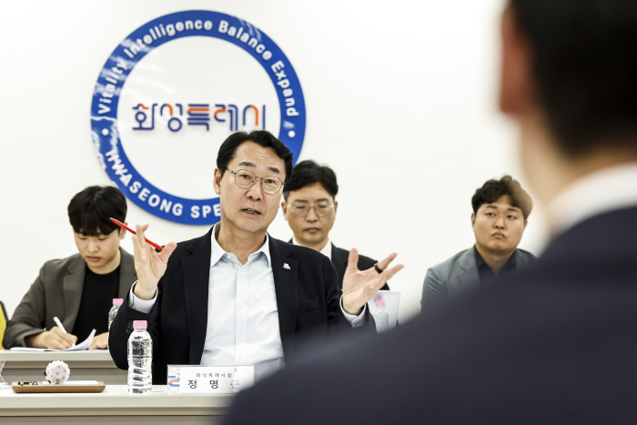 사본 -4-5. 정명근 화성특례시장이 10월 16일 열린 우주항공 기업인 간담회에서 화성형 우주항공 클러스터 추진 방향에 대해 설명하고 있다. (2)