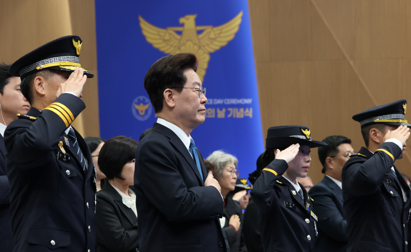 국기에 경례하는 이재명 대통령