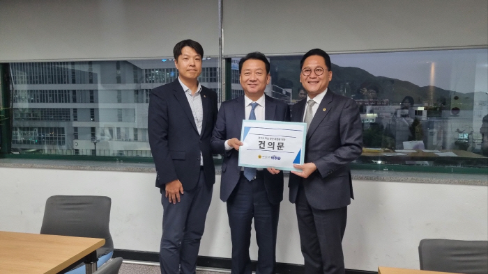 경기도의회 더불어민주당, 경기도 핵심 현안 해결 위해 권칠승 더불어민주당 정책위의장 및 이광재 국회 예산결산특별위원장에 건의서 전달 (1)