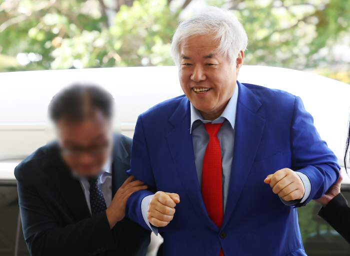 서부지법 향하는 전광훈 목사<YONHAP NO-4929>