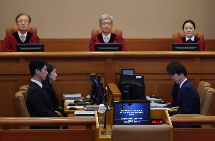 참고인도 압수수색 영장 사본 받을 권리 있나…재판소원 첫 변론