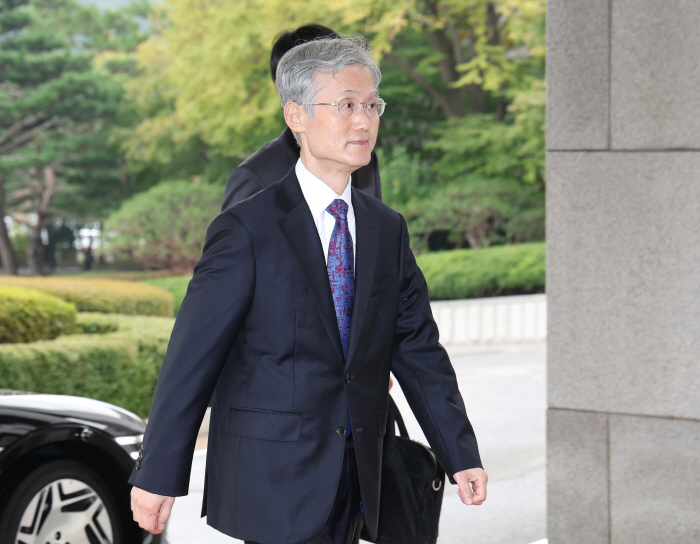 출근하는 조희대 대법원장<YONHAP NO-3609>