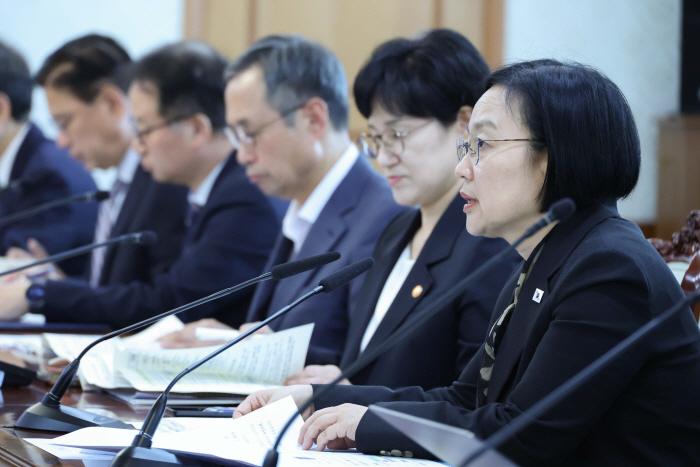 자살예방정책위원회 11차 회의 주재하는 한성숙 국무총리
