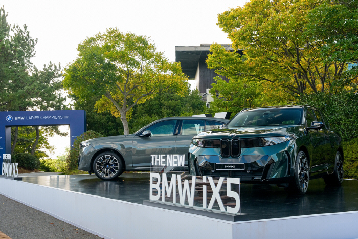 사진2-BMW 레이디스 챔피언십 2026 차량 전시_더 뉴 BMW X5 및 iX5 (1)