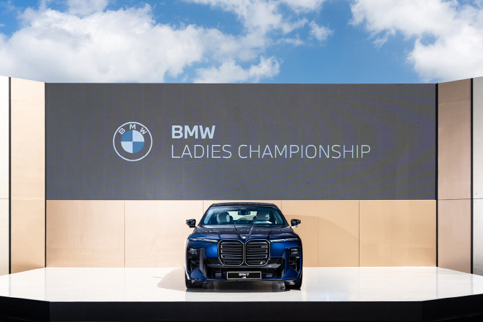 사진1-BMW 레이디스 챔피언십 2026 차량 전시_더 뉴 BMW 7시리즈 (1)