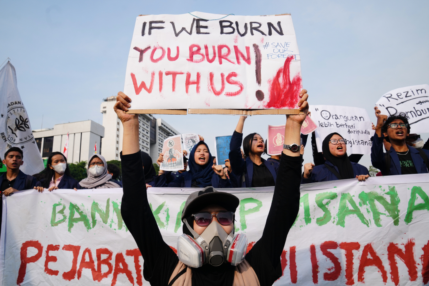 Indonesia Protest <YONHAP NO-6436> (AP Photo/Tatan Syuflana)