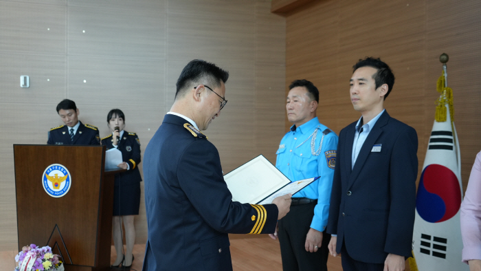 (사진1)구일역 김원식 역장 감사장 수상