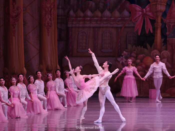 [공연사진] 2025 호두까기인형 中 2막 그랑 파드되(홍향기, 이현준)_ⓒ Universal Ballet